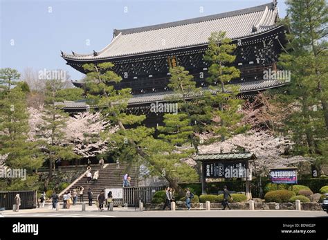 Temple Sh Ren In Avec Les Cerisiers En Fleurs Kyoto Japon Asie De L Est Asie Photo Stock
