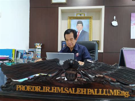 Rektor Unibos Raih Penghargaan Tokoh Peduli Pendidikan Dari Lldikti Ix