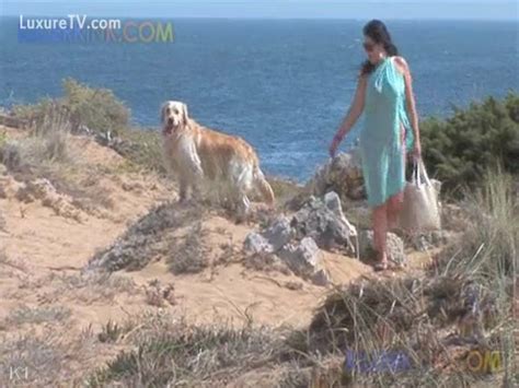 Sunbathing Horny White Wife Screwed By Dog Rod In Her Bulky Arse