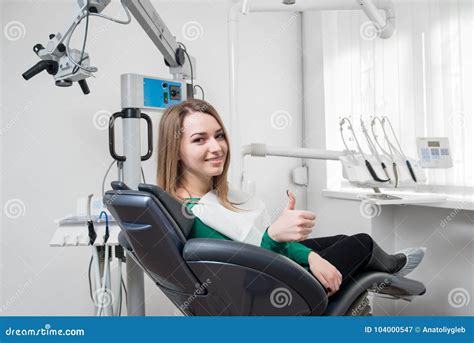 Glücklicher Weiblicher Patient Mit Klammern Auf Den Zähnen Die Im