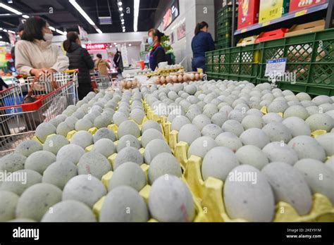 Weifang China November 9 2022 Customers Shop At A Supermarket In