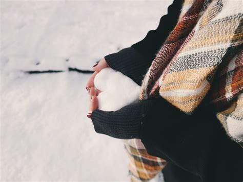 8 Ways To Keeping Your Hands Warm During Winter Activities 2023 Guide