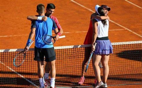 Novak đoković) (مواليد 22 مايو 1987 في مدينة بلغراد)، هو لاعب كرة مضرب صربي مُحترف، احترف مُنذ سنة 2003 ويحتل حالياً المرتبة الأولى في التصنيف العالمي للاعبي التنس المحترفين. صور العناق تتسبب في أزمة للاعب نوفاك ديوكوفيتش