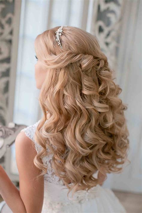 Épinglé par audrey delaunay lecot sur coiffure mariée wedding hairstyles coiffure bouclée