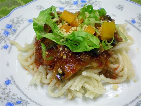 Resep praktis saat lapar melanda sehabis pulang tarawih #pejuanggoldenapron3. Resepi Spaghetti Simple - Kuah Pedas