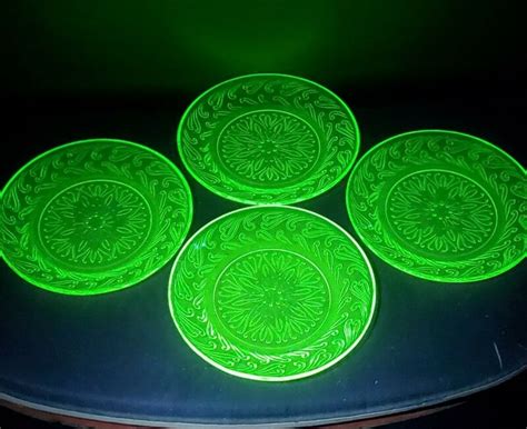 Set Of 4 Vintage Green Uranium Vaseline Glass Dessert Plates 6