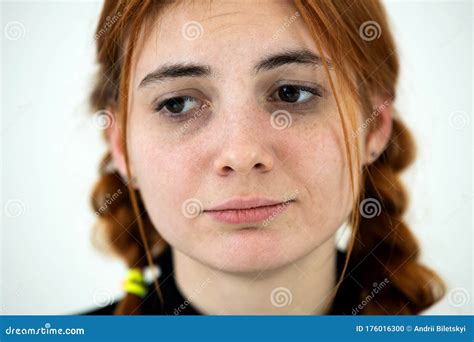 retrato de una adolescente linda con pelirroja de aspecto inocente foto de archivo imagen de