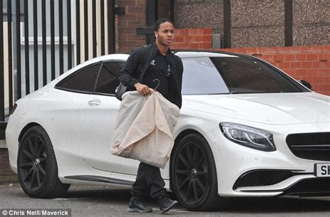 Raheem sterling, né le à kingston en jamaïque, est un footballeur international anglais qui évolue au poste d'attaquant à manchester city. Raheem Sterling 2018: dating, tattoos, smoking & body ...