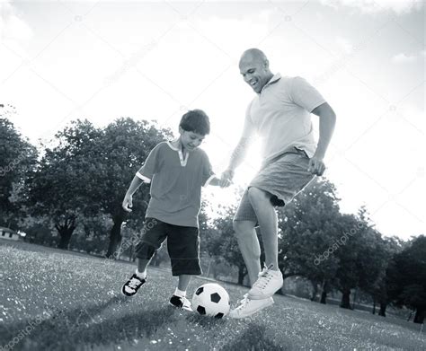 Padre Hijo Jugando Fútbol Fotografía De Stock © Rawpixel 86270400