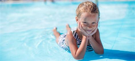 Bambina A Aquapark Durante Le Vacanze Estive Immagine Stock Immagine