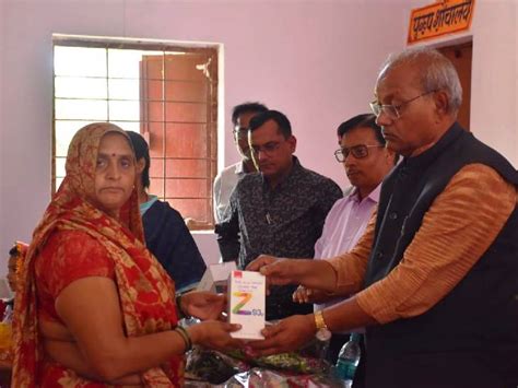 Assembly Speaker Distributed Mobile Smartphones To Anganwadi Workers And Assistants In Rewa