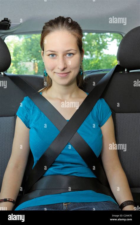 18 Jahre Alt Ist Mädchen Auf Dem Rücksitz Eines Autos Mit Zwei Sear Gürtel Ein Bisschen Zu Sehr