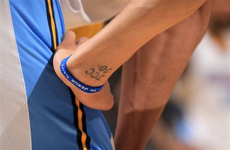 The 2015 mvp told sport 5 that he and his wife have matching tattoos that read, love never failed to be. Stephen Curry y lo que tuvo que pasar para llegar a la NBA ...