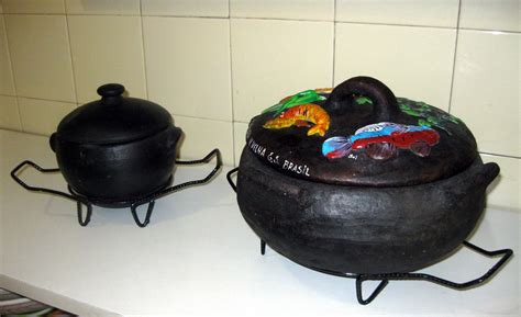 Stainless steel stock pot with lid has the capacity to easily feed a crowd, no matter the setting or occasion. Qualidade de Vida: Cast Iron vs Clay Pots