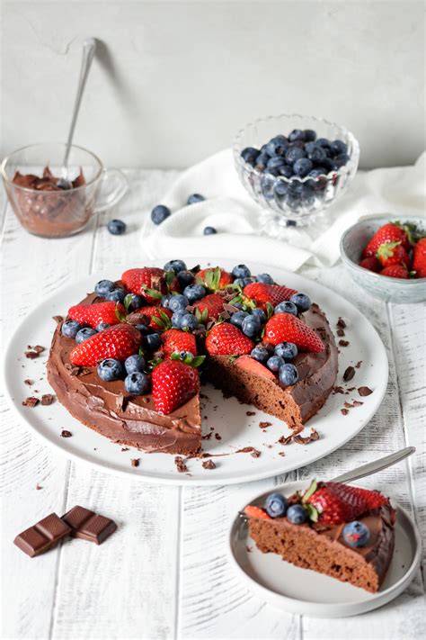 Einfacher Veganer Schokokuchen Mit Seidentofu Creme Und Beeren