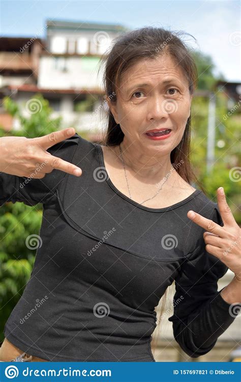 En Fun Filipina Female Senior Granny Fotografering För Bildbyråer