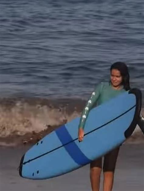 9 Potret Sahila Hisyam saat Olahraga Surfing, Keren Banget Hadapi Ombak