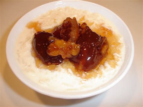Dar nu orice orez cu lapte ci unul cremos, delicat cu aroma de vanilie adevarata si cu gust subtil de sunt sigura ca orezul cu lapte este desertul copilariei tuturor. Naina's kitchen: Orez cu lapte
