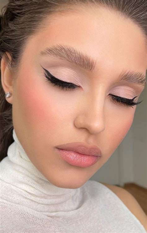 Stunning Makeup Looks 2021 Soft Nude Pink Makeup Look With Black Liner