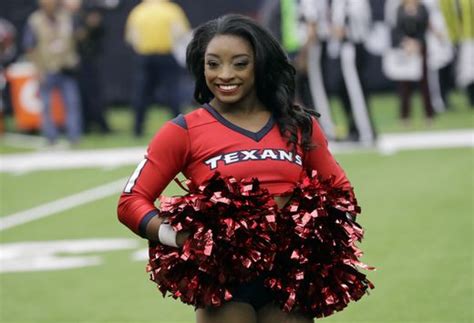 Ihre leistung ist umso höher zu bewerten, als dass simone biles es fernab der turnhallen nicht einfach hat. Simone Biles als Cheerleaderin in der NFL (Fotos) - DER ...