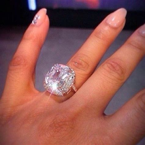 Start by choosing the perfect halo setting and then set it with a loose diamond or gemstone, all in stunning 360° hd. HUGE DIAMOND RING - Perhanda Fasa