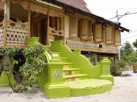 Kami sempat singgah melawat perigi hang tuah & di belakang nya ada rumah tradisional melayu selepas makan kenduri di kampung alai, melaka. Bila gambar bersuara: Tangga indah - identiti rumah ...