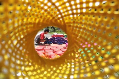 Jul 28, 2021 · sebagai contoh untuk membuat keranjang dan bakul dipilih bahan bambu, karena selain kuat bambu juga mudah dibentuk. Foto Produk Kerajinan Bambu dari Kabupaten Bantul - Lontar.id