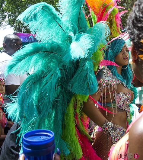 rihanna presume de alas en su outfit del carnaval de barbados 2017 rihanna sube la temperatura