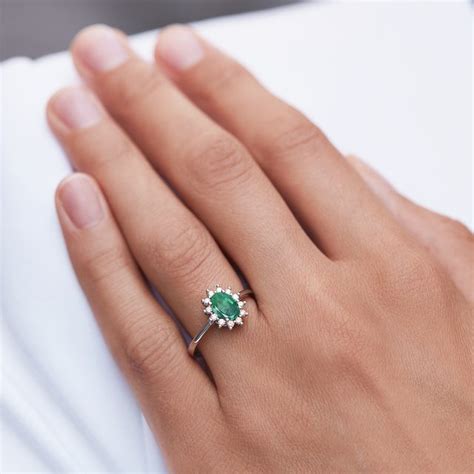 Smaragdový Prsten S Brilianty V Bílém Zlatě Klenota