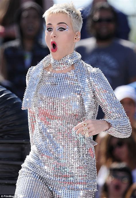 Katy Perry Suffers Wardrobe Malfunction In Chain Mail Daily Mail Online