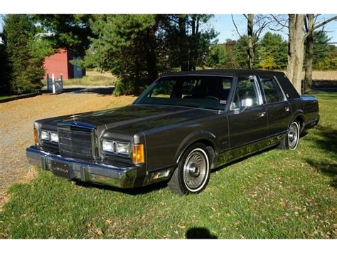 Lincoln reserves the right to change product specifications, pricing and equipment at any time without incurring obligations. 1989 Lincoln Town Car for Sale | ClassicCars.com | CC-920228