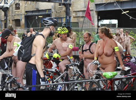 Londres Royaume Uni Juin Des Centaines De Petites Annonces Pour Les Cyclistes Sont