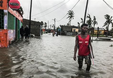 Tropical cyclone eloise has hit mozambique, bringing rain and powerful winds of around 130 kilometers per hour. Ciclone Eloise deixa rastro de destruição e mortes | JTM