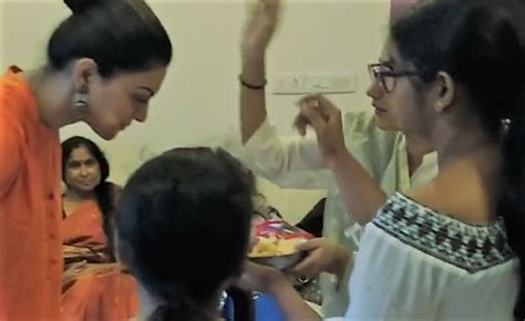 सुष्मिता सेन ने तोड़ डाली रक्षा बंधन की प्राचीन परंपरा बेटियों से राखी बंधवाई Video Viral