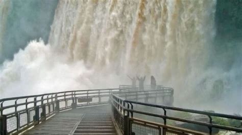 Un Turista Cay Del Salto Bosetti En Las Cataratas Del Iguaz Y Es