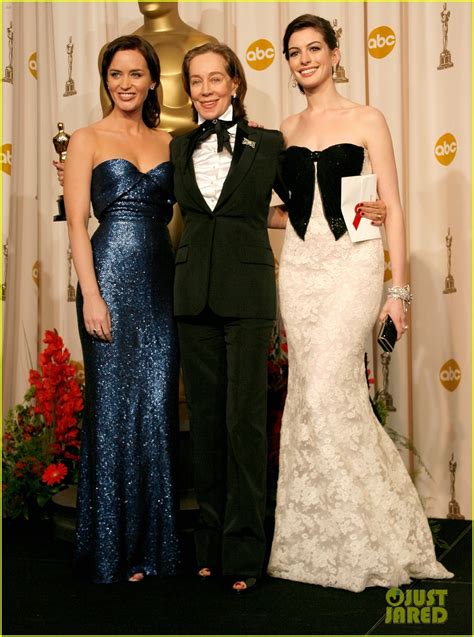 Photo Anne Hathaway Emily Blunt Devil Wears Prada Oscars Moment 24