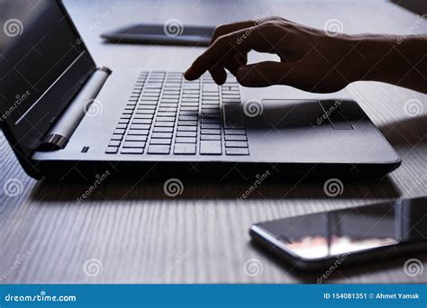 Laptop Computer Digitale Tablet Die Smartphone Een Mannelijke Hand