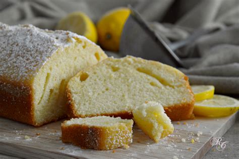 E cosa fa più casa di una tavola apparecchiata per la colazione mentre un bel dolce cuoce nel forno sprigionando tutto l'aroma di burro e limone? Plum cake al limone