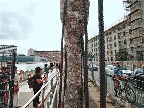 Ketika data yang dimiliki oleh seorang penulis tersebut masih. Sebelah kanan dulunya adalah Jerman Timur sebelah kiri ...