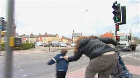 Panic As Young Child Runs Towards Busy Road Supernanny