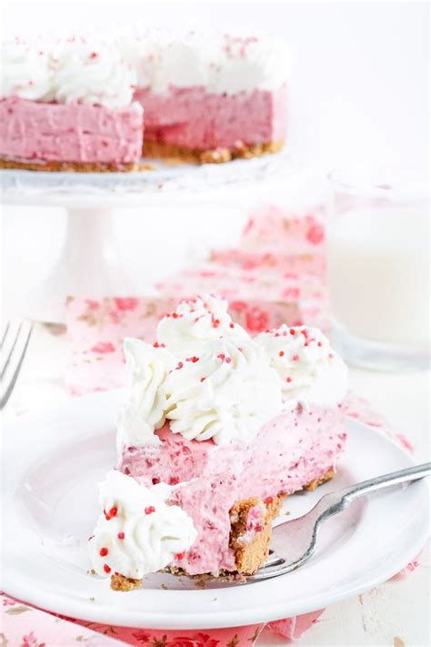 Swirled with raspberry jam, raspberry cheesecake is as pretty to look at as it is delicious. No Bake Raspberry Cheesecake - @fickrj5 | Receitas