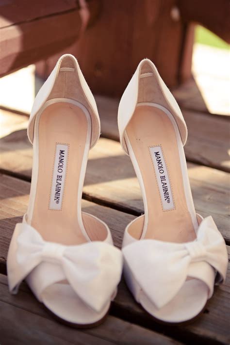 Ellie wren is a custom wedding shoe and accessory boutique dedicated to helping brides design their dream custom wedding shoes. Top 6 bridal shoes designers we love! | Yes I Do