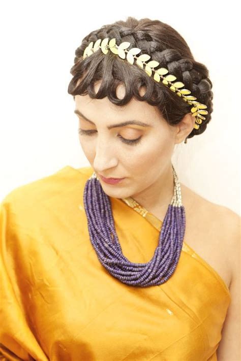 Common people cut their hair at the back and tied it once or twice: coiffure sous la rome antique | Coiffures romaines, Tenue ...