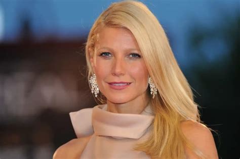 Gwyneth Paltrow Cumple A Os Desnuda Y En Color Dorado