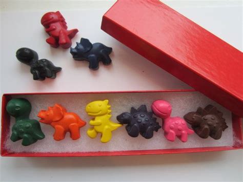 dinosaur crayons in a box and ready to give this by crayonmecrazy 8 00 dinosaur crayons