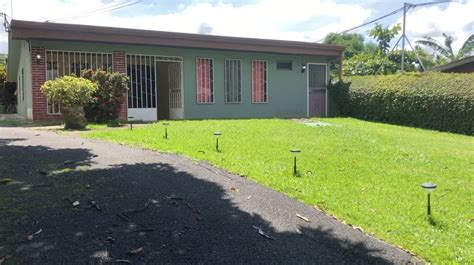 Casa Con Pozo De Agua Amplias Zonas Verdes Piscina Para Restaurar En