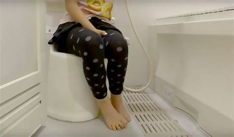 فتاة صغيرة عمرها 9 سنوات تشرح لنا عن الحمامات الذكية في اليابان