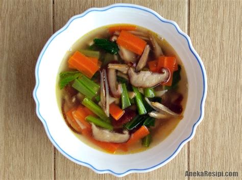 Masukkan air,fish ball dan udang. Resepi Sup Sayur Cendawan Dan Sawi