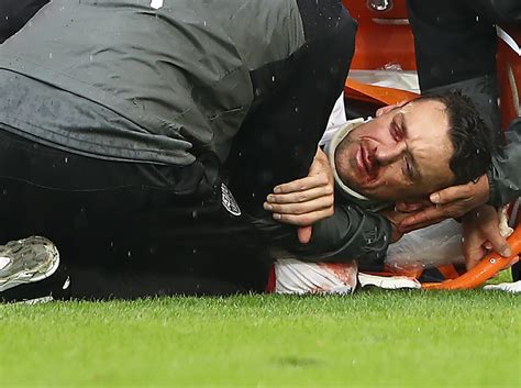 Stuttgarts kapitän christian gentner hat sich nach dem schweren zusammenprall mit wolfsburgs goalie koen casteels erstmals zu wort gemeldet. Gentners Horror-Verletzung überschattet VfB-Sieg