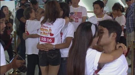 Couples In Thailand Try To Break Record For The Worlds Longest Kiss